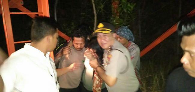 Detik-detik Penyelamatan Wanita Nekat Ingin Terjun dari Tower di Sekupang