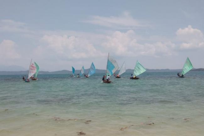 Belasan Peserta Antusias Ikut Lomba Sampan Layar di Senayang Lingga