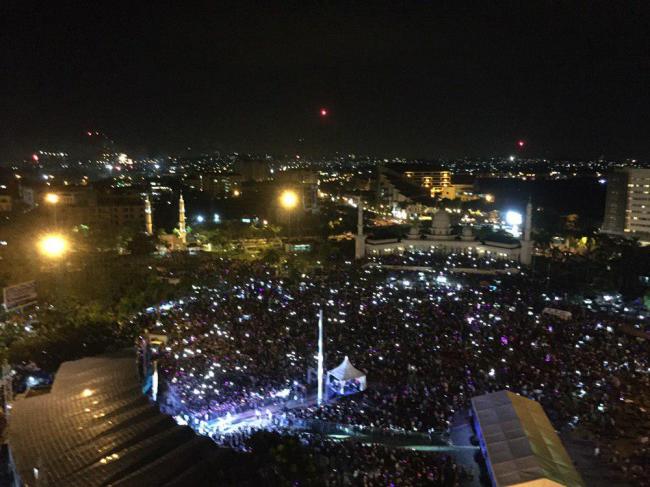 Ribuan Warga Batam Padati Alun-alun Engku Putri