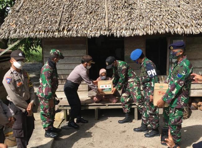 TNI-Polri di Lingga Bagikan Sembako Untuk Warga Terdampak Covid-19