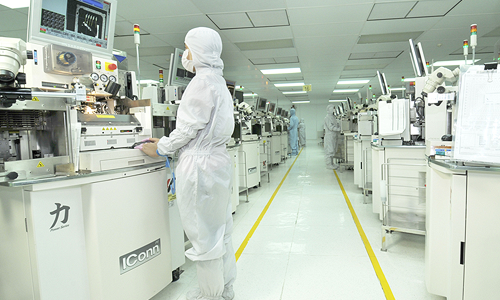 Tak Ingin Kecolongan, Pekerja PT Unisem Awasi Mesin Produksi