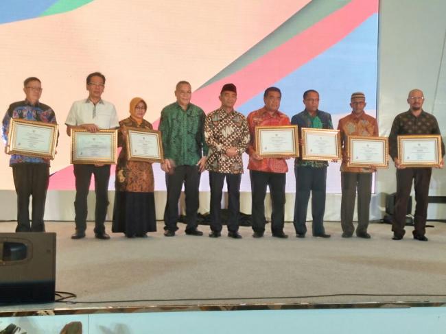 Mendikbud Anugerahi Bupati Natuna Penghargaan di Puncak Bulan Bahasa 2017