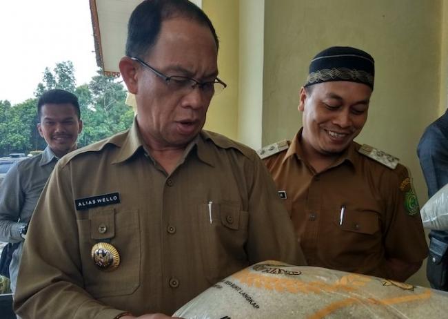 Terima Beras Cap Jagung Manis Dari Kades Bukit Langkap, Ini Kata Awe 