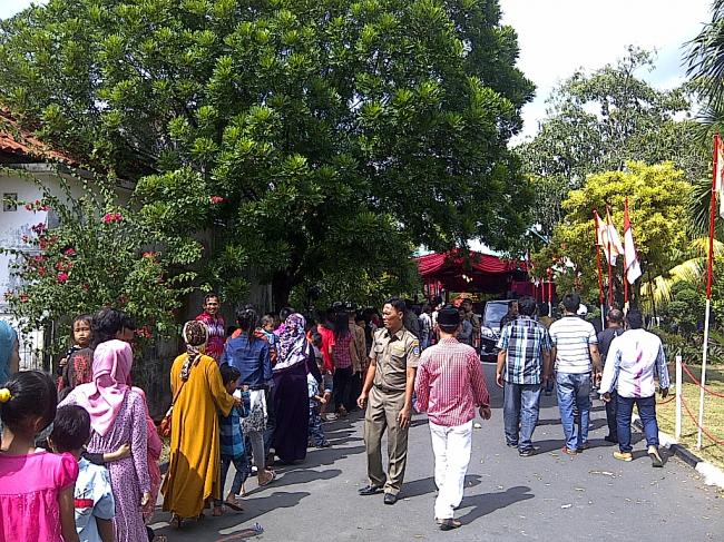 Seorang Warga Kecewa Tak Dapat Angpao di Rumah Soerya Respationo