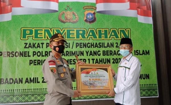 Kapolres Karimun Serahkan Zakat Profesi Personel ke Baznas