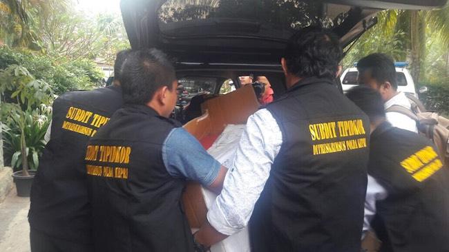 Penyidik Sita Satu Mobil Berkas dari Kantor Dendi Purnomo