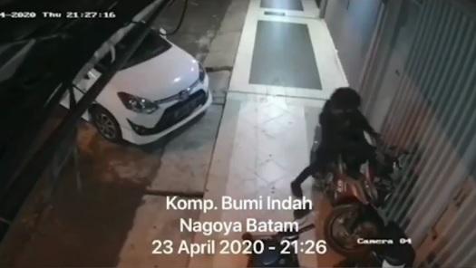 Video: Curanmor Terekam CCTV di Komplek Bumi Indah Nagoya