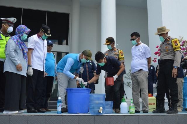 Pemda Bersama TNI/Polri Disinfeksi Kantor Bupati Natuna