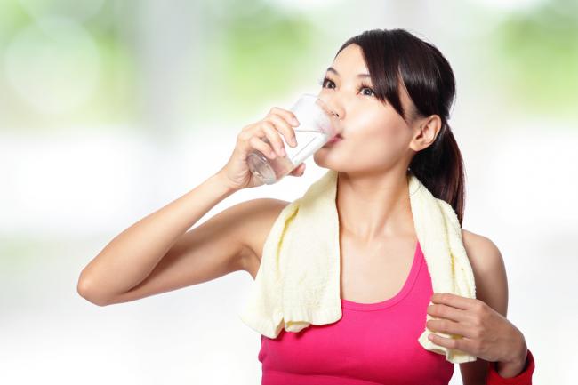 Minum Air Dingin atau Es Saat Cuaca Panas Ternyata Tidak Sehat