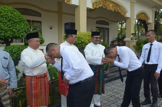 Aunur Rafiq Serahkan SK Penempatan CPNS Karimun yang Lulus 
