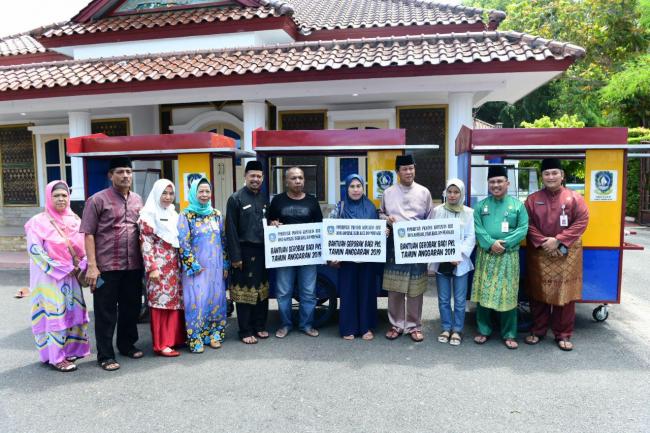 Pemprov Kepri Bagi 100 Gerobak Baru untuk Pedagang UKM dan Insentif Pelajar 