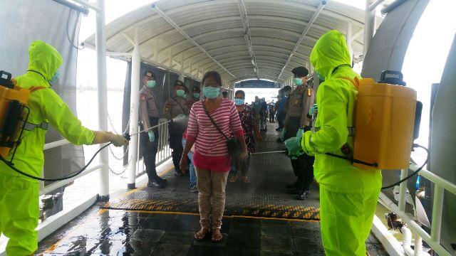 Tiba di Batam, WNI dari Malaysia Disemprot Disinfektan