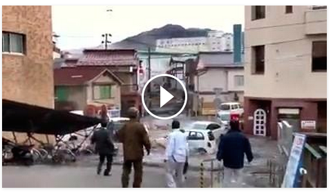 [VIDEO] Begini Reaksi Orang-orang saat Hadapi Tsunami, Bel Berbunyi, Mereka Berlarian ke Bukit 
