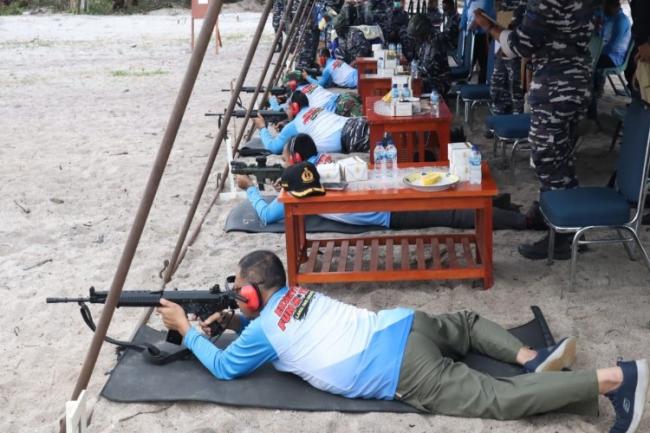 Danlanal Dabo Ajak Pejabat Lingga Menembak