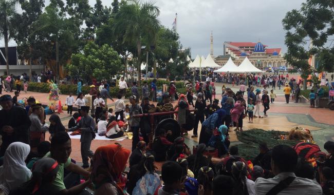 Cuaca Mendung Berubah Cerah di Dataran Engku Putri