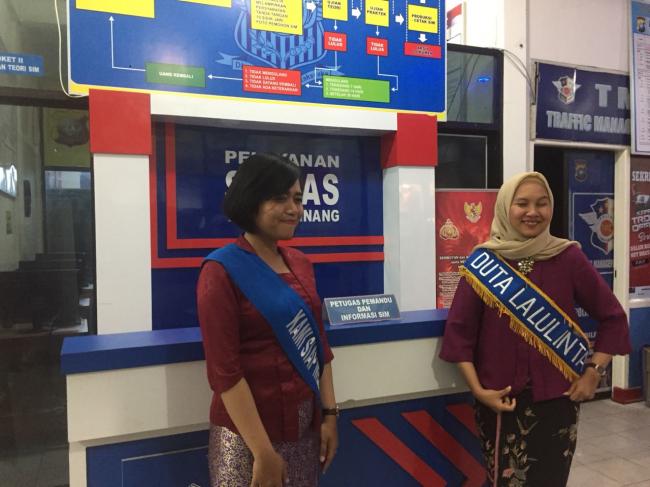 Senyum Ramah Bripda Cathrina dalam Balutan Kebaya