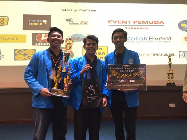 Tim Fakultas Ekonomi UMRAH Juara Tiga Lomba Debat Nasional di UNY