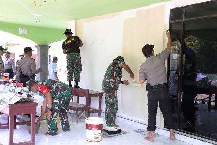 TNI-Polri Kompak Bersihkan Rumah Ibadah di Karimun