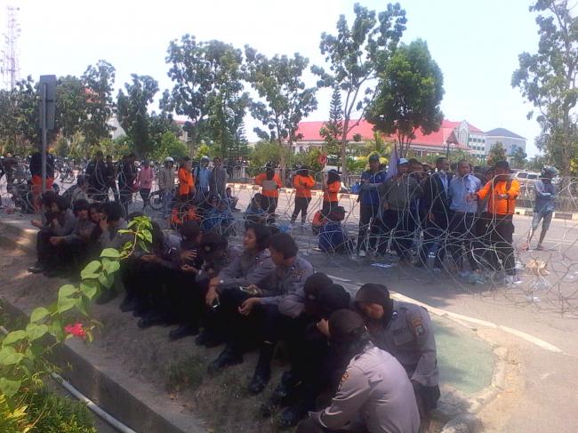 Ini yang Dilakukan Buruh dan Polwan saat Aksi Unjuk Rasa di Batam