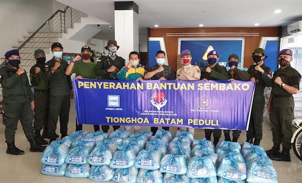 Apindo Bagikan 245 Paket Sembako untuk Mahasiswa Perantau di Kota Batam