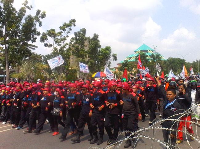 Buruh Akan Kepung Kantor Gubernur Graha Kepri, Polisi Siapkan Pagar Berduri