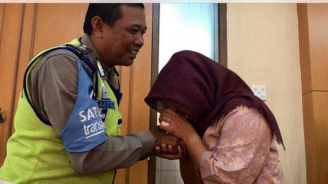 Dora si Pencakar Polisi Akhirnya Minta Maaf Cium Tangan