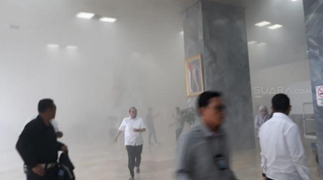 Gedung DPR Kebakaran, Pegawai dan Pengunjung Kocar-Kacir