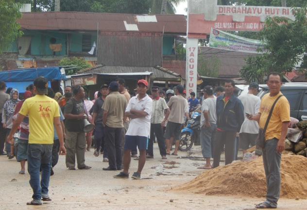 Walikota Tidak Digubris Pengusaha, Ratusan Warga Batumerah Setop Truk Reklamasi Harbour Bay