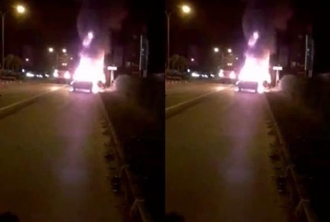 Video: Mobil Pikap Ford Hangus Terbakar di Jalur Panbil-Batam Centre