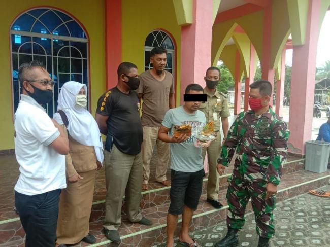 Pria di Karimun Teler Sambil Ngomix di Toilet Masjid