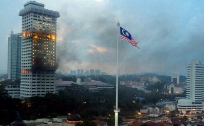 Kebakaran Markas Kepolisian Malaysia Dikaitkan dengan Dugaan Korupsi Najib Razak
