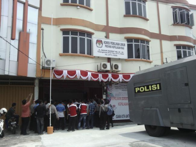 Puluhan Anggota Ormas Keris Geruduk Kantor KPU Kepri 