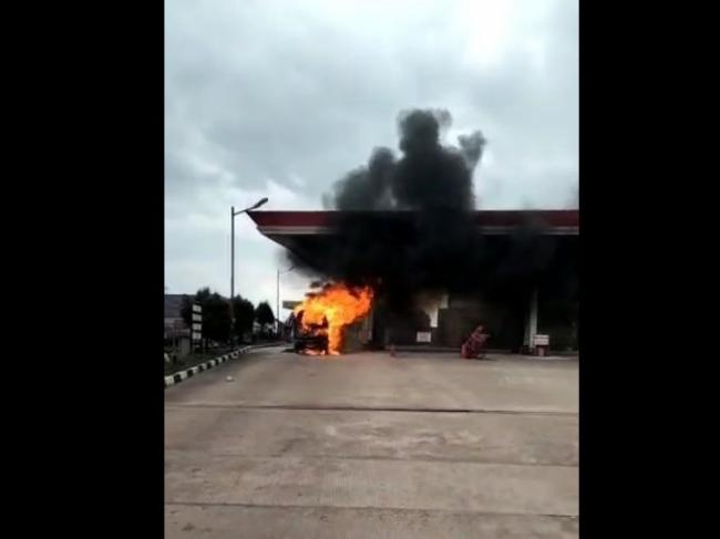 Breaking News: Sebuah Mobil Terbakar di SPBU Merapi Subur