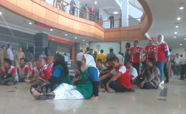Tak Bisa Masuk ke Ruang Rapat Paripurna, Ini yang Dilakukan Pendukung RiaLis dan Ramah
