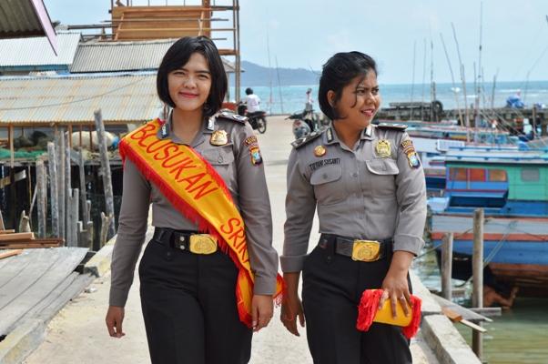 Polwan Cantik Polres Natuna Blusukan ke Masyarakat, Begini Penampakannya