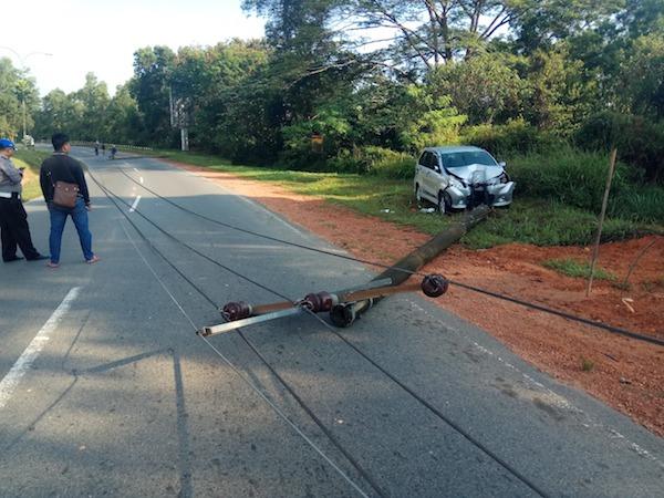 Foto-foto Mobil Avanza Bikin Roboh Tiga Tiang Listrik