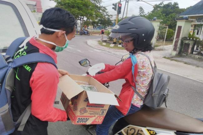 FKPS Bagikan Ratusan Takjil dan Masker untuk Warga Natuna