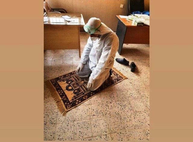 Tenaga Medis Tunaikan Salat Pakai Baju Hazmat di Tengah Ancaman Corona