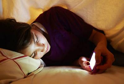 Ini 9 Bahaya Tidur Dekat Ponsel