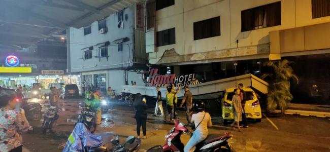 Kanopi Hana Hotel Nagoya Ambruk Timpa Sejumlah Kendaraan