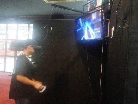 Menjajal Sensasi Main Gim Canggih Berteknologi VR