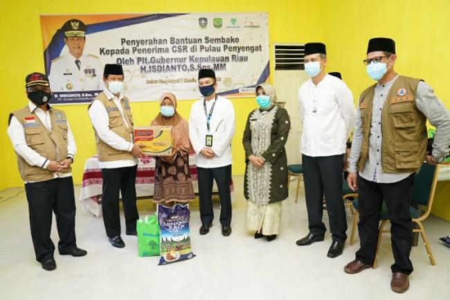 Salurkan Sembako ke Warga Penyengat, Isdianto Minta Warga Patuhi Imbauan Pemerintah