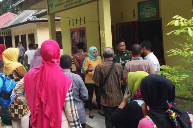 Puluhan Warga Desa Berindat Sambangi Kantor Desa Tuntut Kinerja Kades