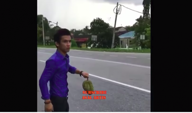 Duh! Pria Ini Jual Durian Sambil Marah-marah