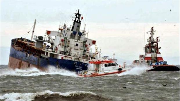 Tabrakan Lagi! Kapal Ferry Singapura vs Kapal Kargo, Tiga Orang Terluka