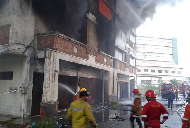 3 Jam Kebakaran Ruko di Baloi Mas Baru Padam, Ini Penyebabnya