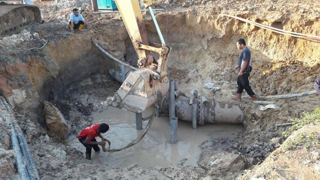 Pipa ATB Simpang Jam Bocor Terkena Eskavator, Ini Dampaknya ke Pelanggan