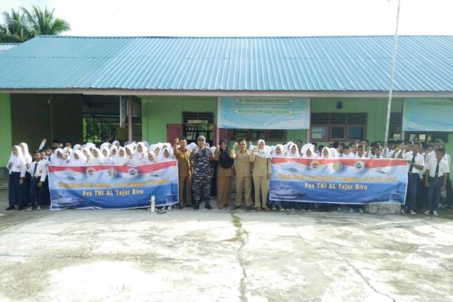 Lanal Dabo Sambangi SMPN 3 Senayang