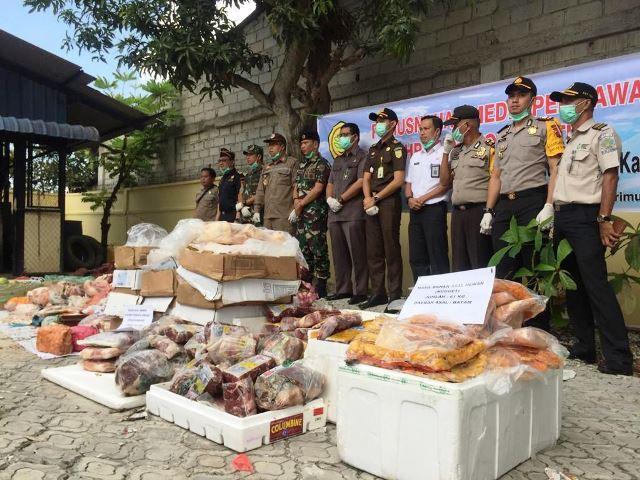 Karantina Karimun Musnahkan Daging dan Buah Tak Bertuan