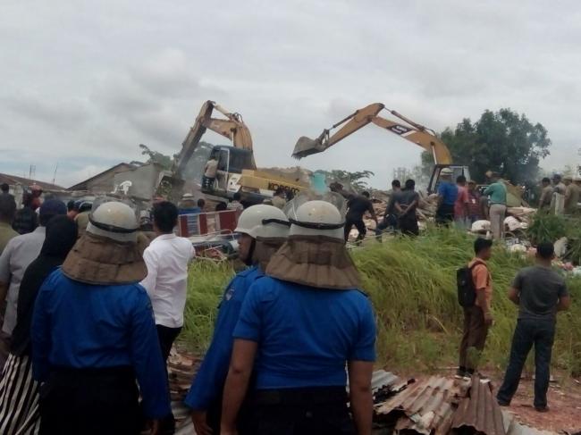 [VIDEO] Detik-detik Panti Asuhan di Bengkong Diruntuhkan Petugas